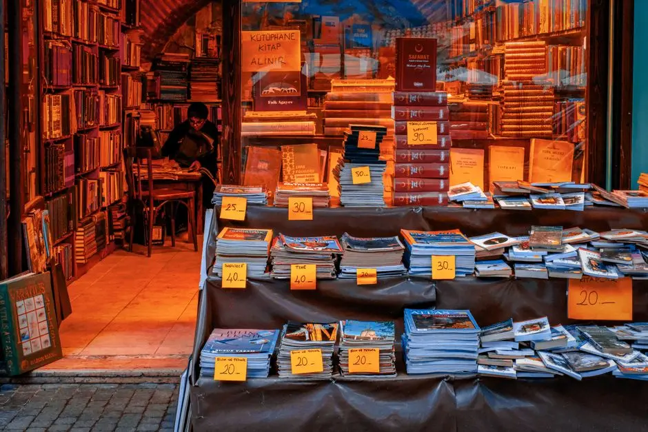 Rak buku dari palet bekas sederhana di ruang tamu